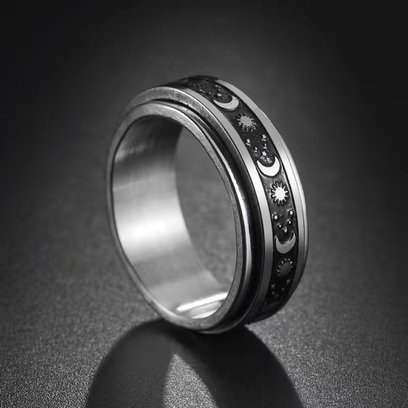 Star and Moon Spinner Ring - Picture 2 of 6